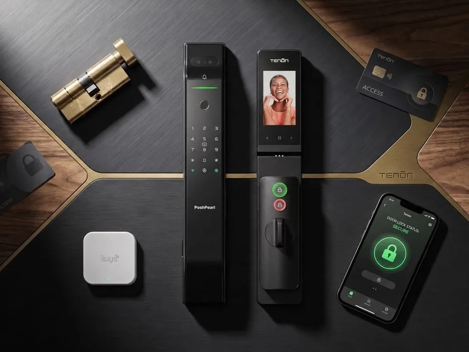 D2PRO smart lock front and back panels with access cards, a key cylinder and the phone app
